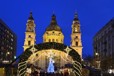 Karácsonyi díszkivilágítás a Bazilika előtti téren-stock-foto
