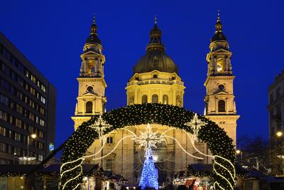 Karácsonyi díszkivilágítás a Bazilika előtti téren-stock-foto
