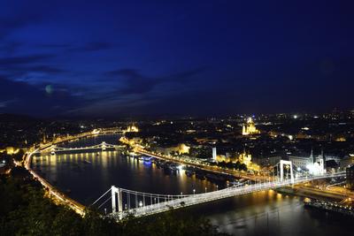 A Duna és a hidak látványa-stock-foto