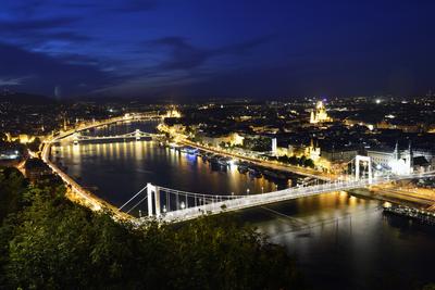 A Duna és a hidak látványa-stock-foto