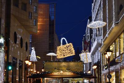 Karácsonyi díszkivilágítás a belvárosban-stock-foto