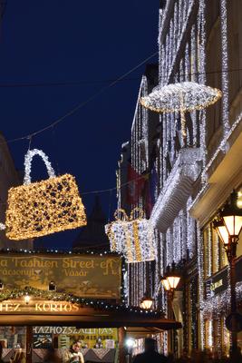 Karácsonyi díszkivilágítás a belvárosban-stock-foto