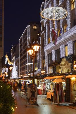 Karácsonyi díszkivilágítás a belvárosban-stock-foto