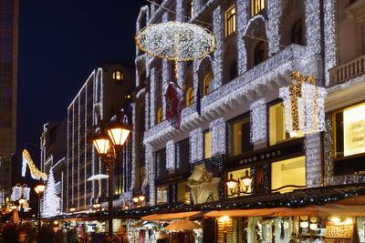 Karácsonyi díszkivilágítás a belvárosban-stock-foto