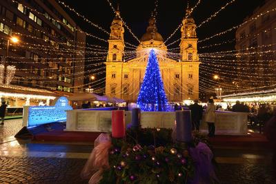 Karácsonyi díszkivilágítás a Bazilika előtti téren.-stock-foto