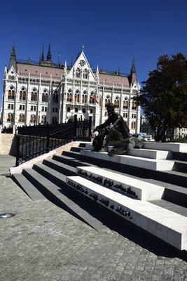 József Attila szobra a Parlament mellett-stock-foto