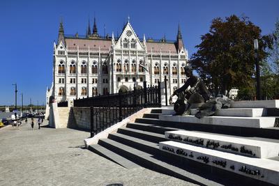 József Attila szobra a Parlament mellett-stock-foto