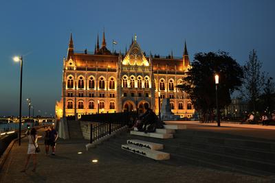 József Attila szobra a Parlament mellett-stock-foto