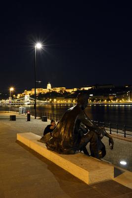 József Attila szobra a rakparton-stock-foto