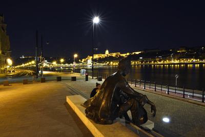 József Attila szobra a rakparton-stock-foto