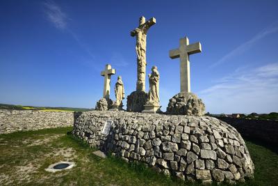 A bodajki kálvária 1736-ban készült. A három kereszt, valamint Mária és Szent János evangelista szobra a kálváriadombon áll.-stock-foto