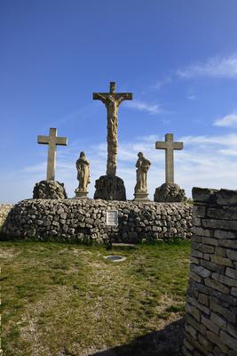 A bodajki kálvária 1736-ban készült. A három kereszt, valamint Mária és Szent János evangelista szobra a kálváriadombon áll.-stock-foto