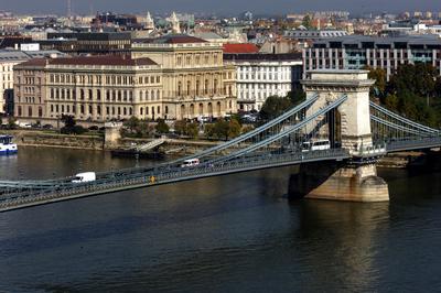 A Lánchíd és az MTA épülete-stock-foto