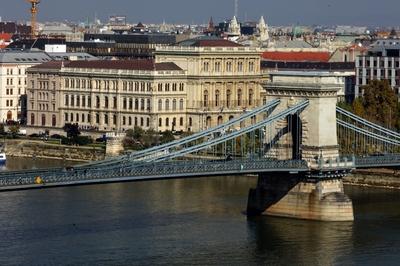 A Lánchíd és az MTA épülete-stock-foto