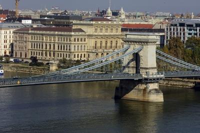 A Lánchíd és az MTA épülete-stock-foto