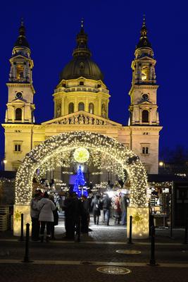 Karácsonyi díszkivilágítás a Bazilika előtti téren-stock-foto