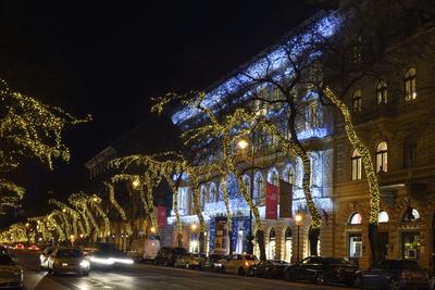 Karácsonyi díszkivilágítás az Andrássy úton-stock-foto