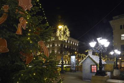 Karácsonyi díszkivilágítás a belvárosban-stock-foto