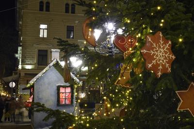 Karácsonyi díszkivilágítás a belvárosban-stock-foto