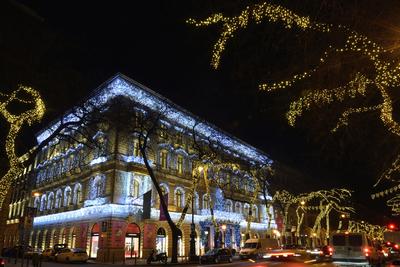 Karácsonyi díszkivilágítás az Andrássy úton-stock-foto