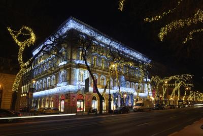 Karácsonyi díszkivilágítás az Andrássy úton-stock-foto