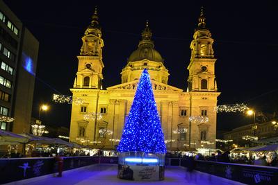 Karácsonyi díszkivilágítás a Bazilika előtti téren-stock-foto