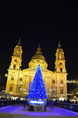 Karácsonyi díszkivilágítás a Bazilika előtti téren-stock-foto