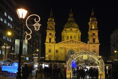 Karácsonyi díszkivilágítás a Bazilika előtti téren-stock-foto