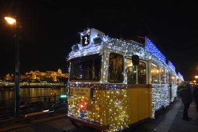 Budapest, karácsonyi fényvillamos-stock-foto