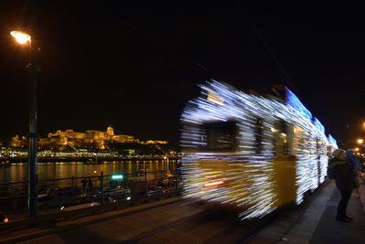 Budapest, karácsonyi fényvillamos-stock-foto
