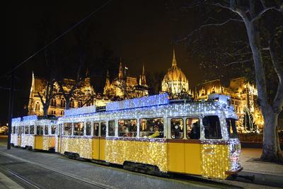 Budapest, karácsonyi fényvillamos-stock-foto