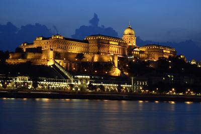 A Budavári Palota esti fényben-stock-foto