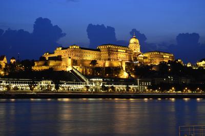 A Budavári Palota esti fényben-stock-foto