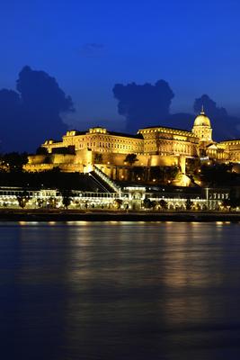 A Budavári Palota esti fényben-stock-foto