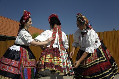 Sárközi népviselet-stock-foto