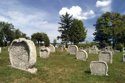 Balatonudvari, szív alakú sírkövek-stock-foto
