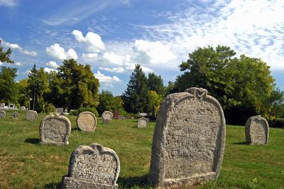 Balatonudvari, szív alakú sírkövek-stock-foto
