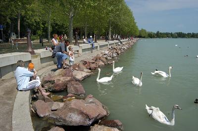 Balatonfüred, turisták a Balaton parton-stock-foto