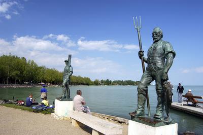Balatonfüred, a halász és a révész szobra-stock-foto