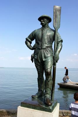 Balatonfüred, a halász és a révész szobra-stock-foto
