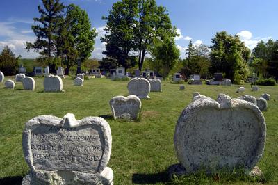 Balatonudvari, szív alakú sírkövek-stock-foto