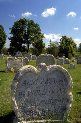 Balatonudvari, szív alakú sírkövek-stock-foto