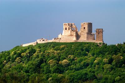 A Cseszneki Vár látványa a Bakony hegységben-stock-foto