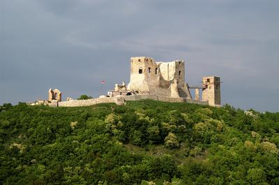 A Cseszneki Vár látványa a Bakony hegységben-stock-foto
