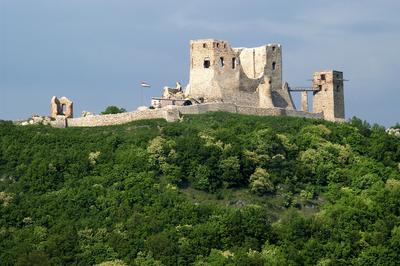 A Cseszneki Vár látványa a Bakony hegységben-stock-foto