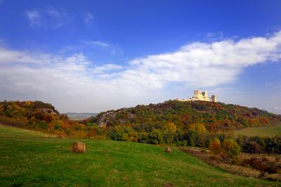 A Cseszneki Vár látványa a Bakony hegységben-stock-foto