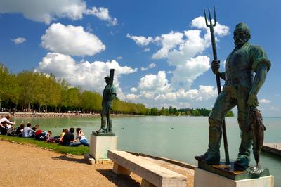 Balatonfüred, a halász és a révész szobra-stock-foto