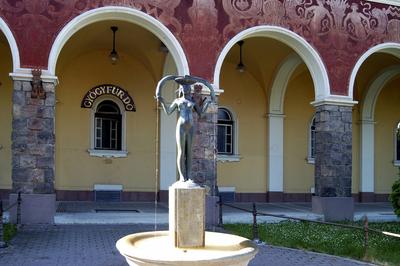 A Tisza Szálló és Gyógyfürdő, előtérben a Lány halakkal szobor, Szolnok-stock-photo
