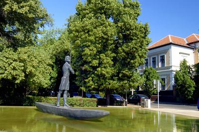 Zounok (Szolnok) Ispán szobora a szolnoki Tisza parton-stock-foto