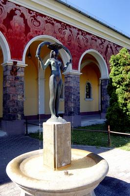 A Tisza Szálló és Gyógyfürdő, előtérben a Lány halakkal szobor, Szolnok-stock-photo